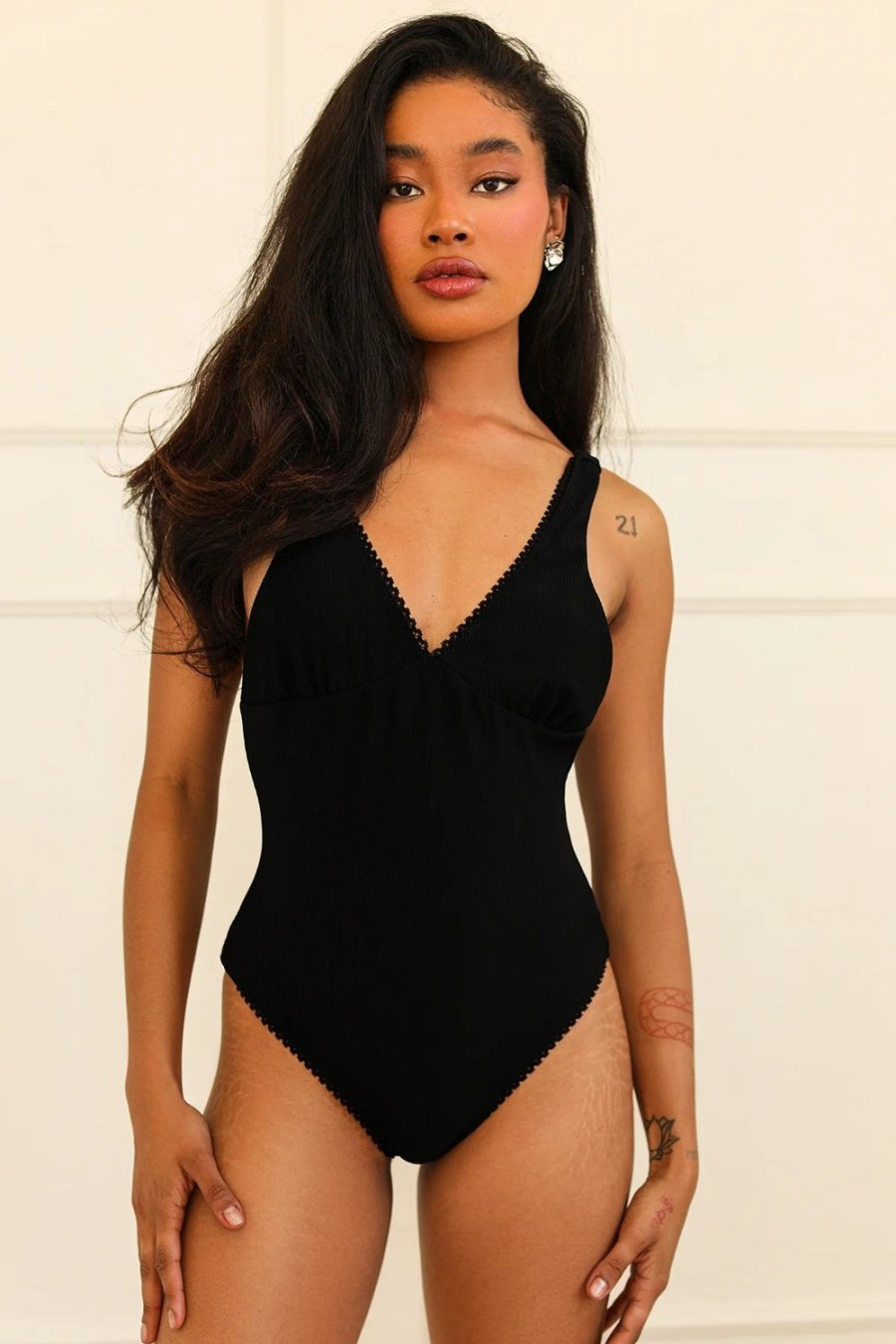 Swim Dippin' Daisy's Moderate | Hefner V-Neck Ruffle One Piece Black Rib